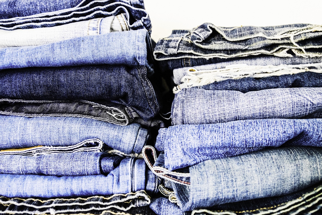 Najpopularniejsze fasony spodni jeansowych