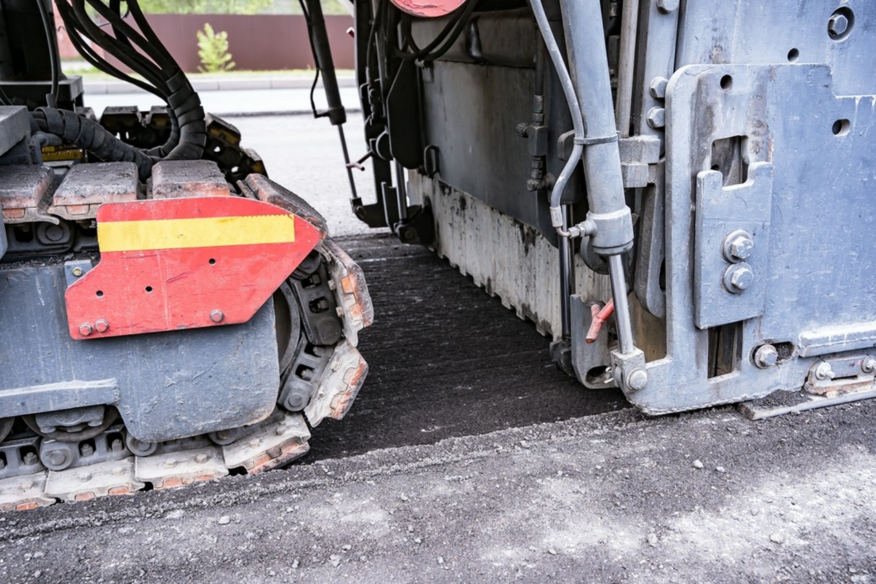 Czy układarki gąsienicowe mogą pracować na miękkich podłożach?