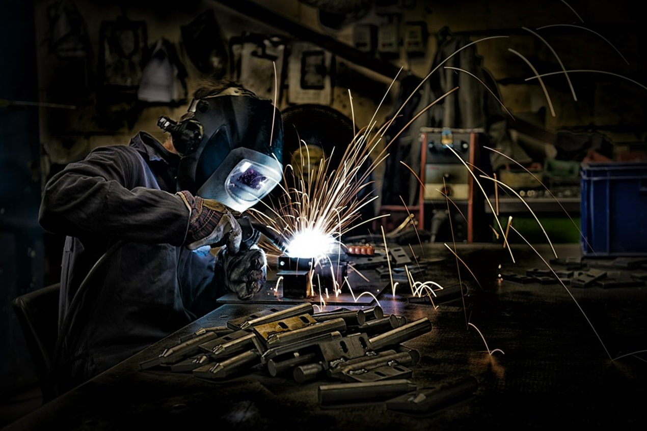 Które akcesoria zapewniają bezpieczeństwo w trakcie spawania?